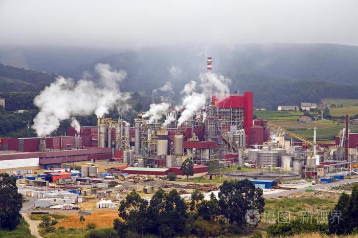环境污染钢厂烟囱向蓝天垂直方向喷出烟来工厂管道工业污染管道污染